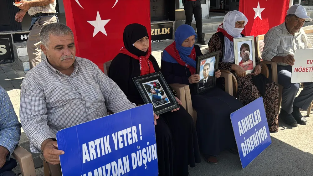 MUŞ’TA AİLELERİN EVLAT NÖBETİ SÜRÜYOR