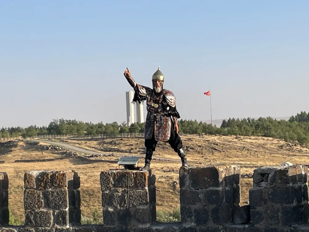 71 YAŞINDAKİ HASAN KESKİN, SULTAN ALPARSLAN KOSTÜMÜYLE MALAZGİRT RUHUNU YAŞATIYOR
