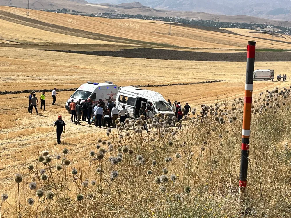MALAZGİRT ZAFERİ ETKİNLİKLERİNE GİDEN MİNİBÜS ŞARAMPOLE YUVARLANDI: 1’İ AĞIR 10 YARALI