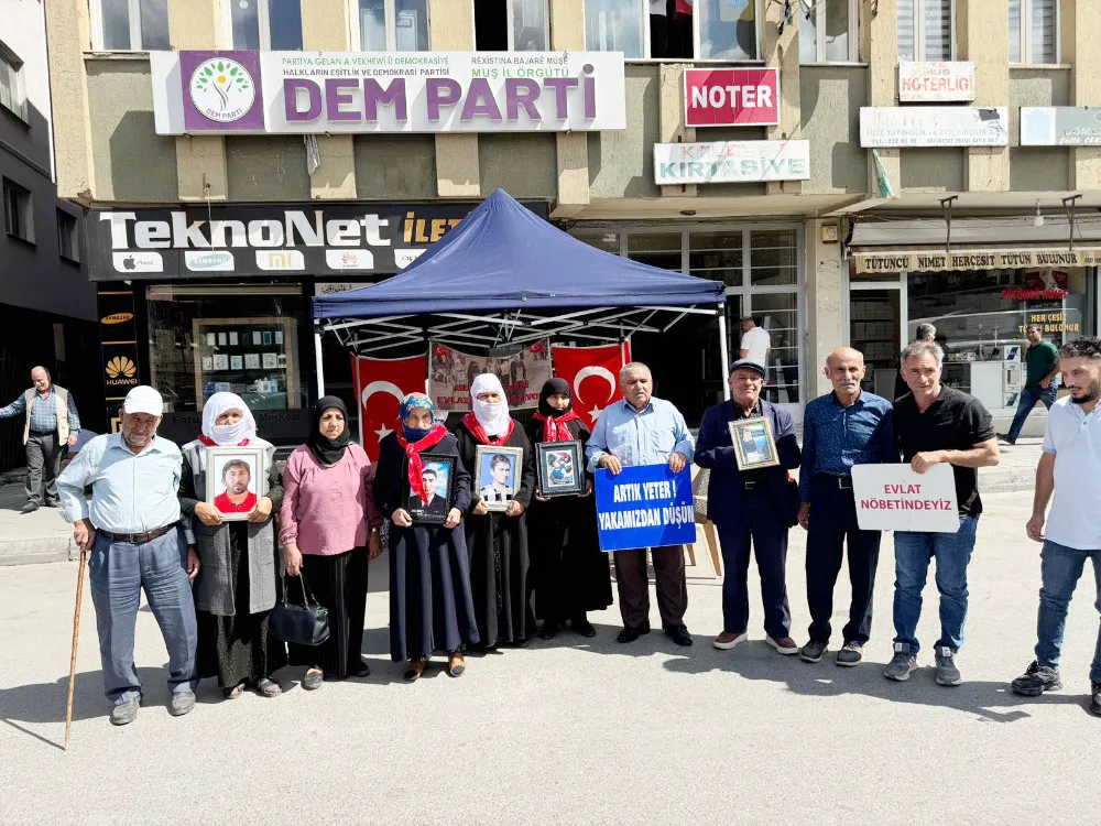 EVLAT NÖBETİNDEKİ AİLELERDEN EVLATLARINA TESLİM OLUN ÇAĞRISI