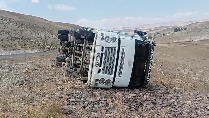 VİRAJI ALAMAYAN KAMYON DEVRİLDİ: SÜRÜCÜ YARALANDI