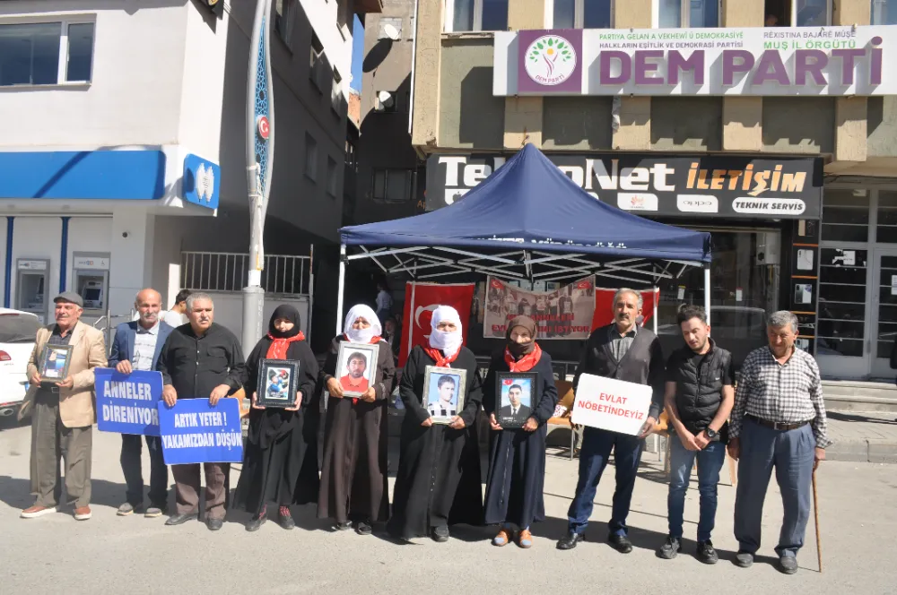 AİLELERİN DEM PARTİ ÖNÜNDEKİ EYLEMİ SÜRÜYOR