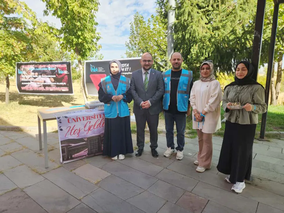 REKTÖR ALİCAN, HAYIRDA BULUŞANLAR ÖĞRENCİ TOPLULUĞU’NUN STANDINI ZİYARET ETTİ