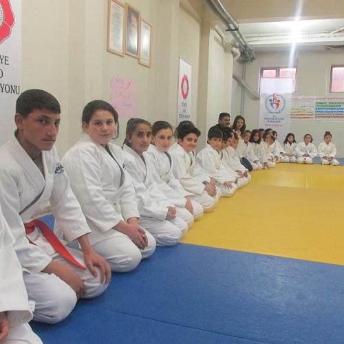 JUDO SPORUYLA MİLLİ TAKIMA SPORCU YETİŞTİRİYOR